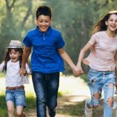 7 enfants se tenant par la main et courant dans la forêt