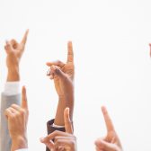 groupe de doigts levés