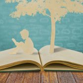 Illustration d'un enfant en papier découpé lisant un livre