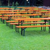 ensemble de tables et bancs dans l'herbe