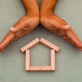 mains entourant une maison