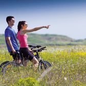 Couple dans la nature sur des vélos