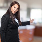 Femme faisant le signe d'entrer