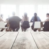 Table de réunion avec personnes assises autour d'une table