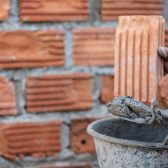 maçon posant une brique