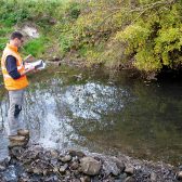 Technicien faisant des relevés dans une rivière