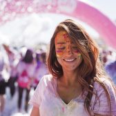 Jeune femme avec peinture sur le visage