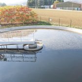 Vue de l'eau usée dans une station de traitement