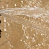 eau qui fuit d'un tuyau