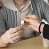 couple recevant des clés d'un agent immobilier