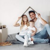 Famille joyeuse dans les cartons