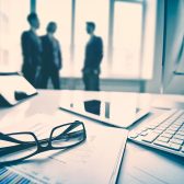 trois hommes en arrière-plan d'un bureau