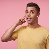 homme passant un appel sur fond rose
