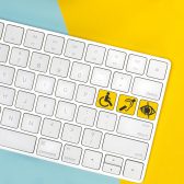 Clavier d'ordinateur avec logos handicap sur touches