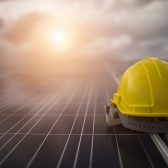 Casque de chantier jaune posé sur un panneau solaire